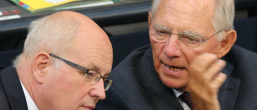 Unionsfraktionsvorsitzender Volker Kauder (l) und Finanzminister Wolfgang Schäuble (beide CDU) unterhalten sich am 19.08.2015 in Berlin in den Bundestag. In einer Sondersitzung stimmen die Abgeordneten über neue Milliardenhilfen für Griechenland ab. 