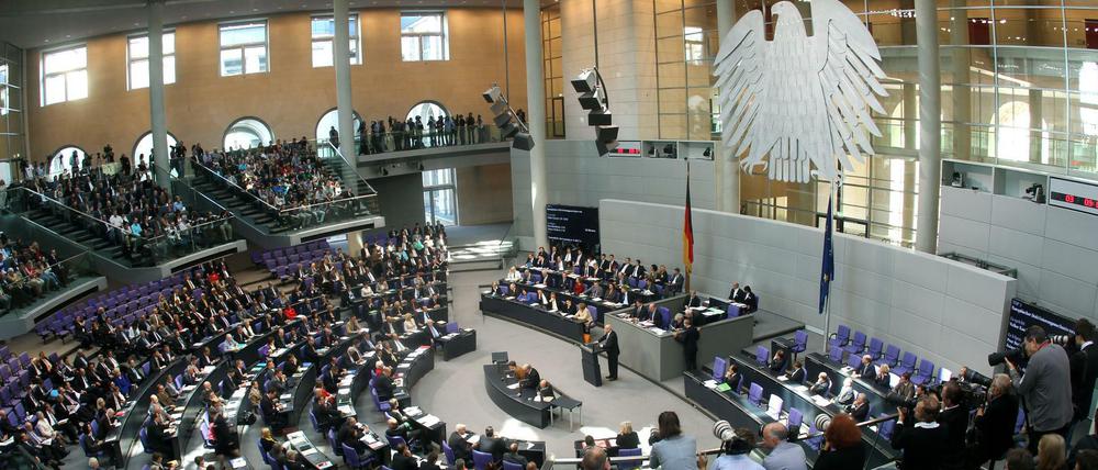 Der Deutsche Bundestag debattiert heute auch über das Klimapaket.