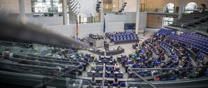 Die Parlamentarier debattieren nach der Vorstellung des Jahresberichts der Wehrbeauftragten des Bundestags.