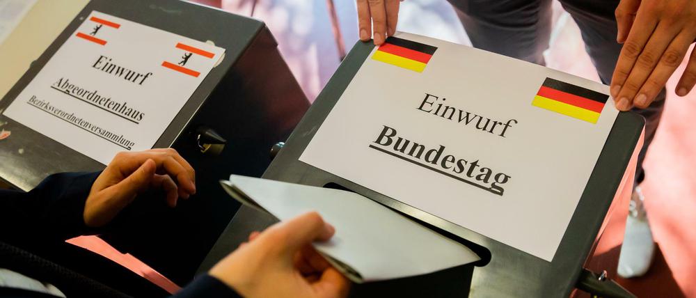Der richtige Schlitz muss es sein: Wahlurnen für Bundestag und Abgeordnetenhaus.