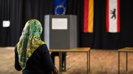 Eine Wählerin mit Kopftuch in einem Wahllokal in Berlin-Kreuzberg. 