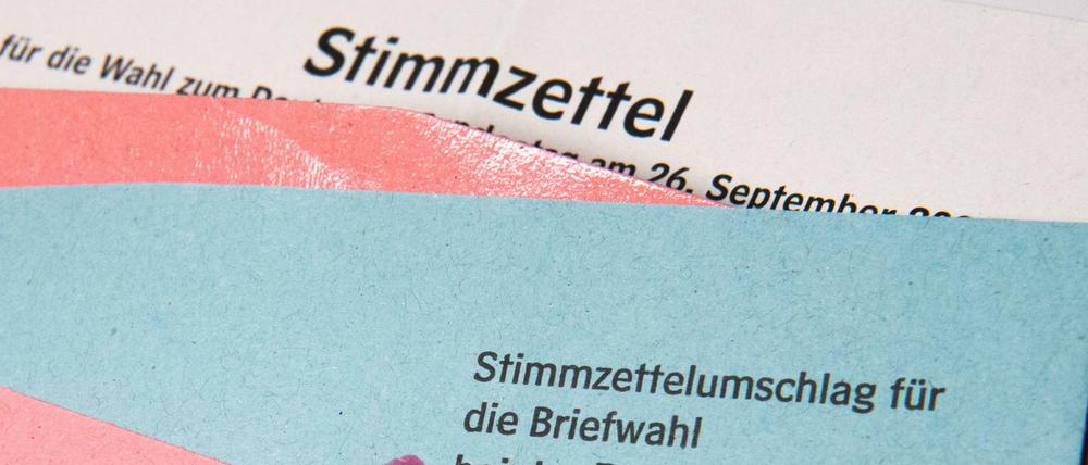 Ein Muster von einem Stimmzettelumschlag für die Briefwahl bei der Bundestagswahl 2021 liegt auf einem Tisch in Hannover.
