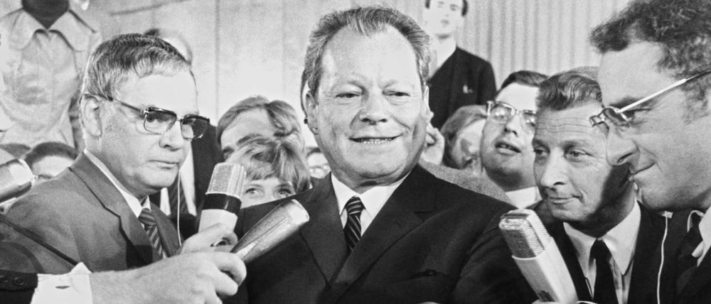 Willy Brandt (Mitte) nach der Bundestagswahl am 28. September 1969.