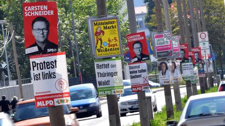 Wahlplakate an Straßenlaternen in Erfurt. 