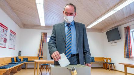 Hubert Aiwanger bei seiner Stimmabgabe zur Bundestagswahl.