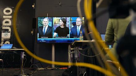 Journalisten verfolgen im Studio H das dritte TV-Triell, die Kanzlerkandidatendiskussion bei ProSieben und Sat.1.