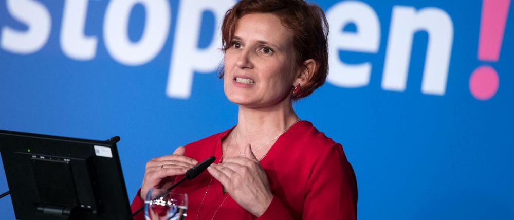 Die Bundesvorsitzende der Linken, Katja Kipping, fordert eine Debatte über einen "Höchstlohn" in Deutschland.