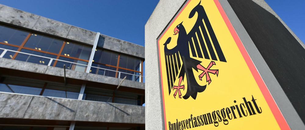 Baden-Württemberg, Karlsruhe: Die rechtsextreme NPD wurde mit ihrer Berliner Landesliste zu Unrecht nicht zur Bundestagswahl 2017 zugelassen.