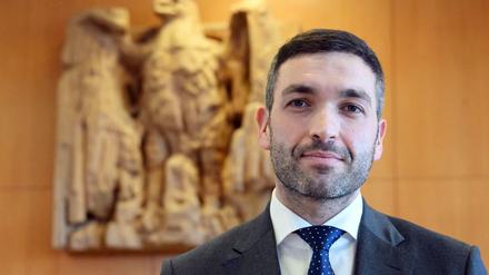 Konstantin Kuhle (FDP) wartet im Bundesverfassungsgericht auf den Beginn der mündlichen Verhandlung.