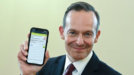 Verkehrsminister Volker Wissing (FDP) zeigt das Neun-Euro Ticket auf seinem Smartphone (am 1. Juni 2022).