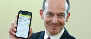Verkehrsminister Volker Wissing (FDP) zeigt das Neun-Euro Ticket auf seinem Smartphone (am 1. Juni 2022).