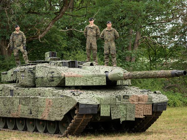 Soldaten stehen auf dem Truppenübungsplatz Munster auf einem Leopard-Panzer. 