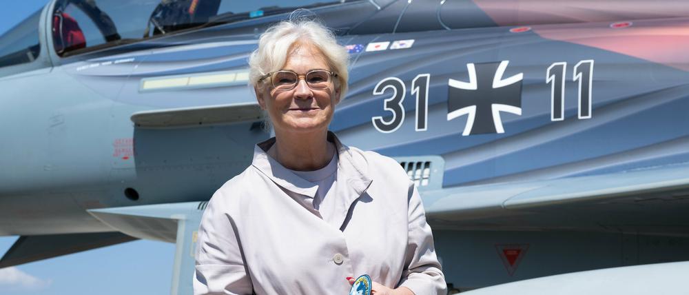 Christine Lambrecht (SPD), Bundesministerin der Verteidigung, auf ihrer Sommertour bei einem Luftwaffengeschwader.