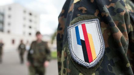 Soldat am Stabsgebäude des Jägerbataillons 291 der Bundeswehr in Illkirch bei Straßburg (Frankreich). Dort war der terrorverdächtige Oberleutnant Franco A. stationiert.