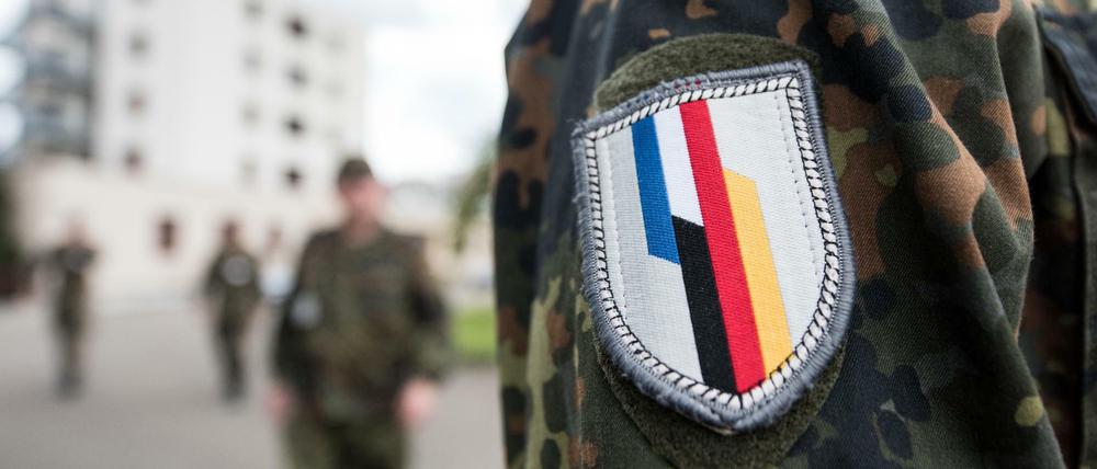 Soldat am Stabsgebäude des Jägerbataillons 291 der Bundeswehr in Illkirch bei Straßburg (Frankreich). Dort war der terrorverdächtige Oberleutnant Franco A. stationiert.