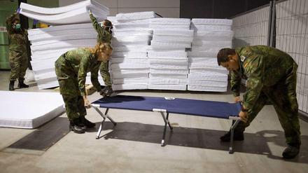 Die Bundeswehr hält Soldaten und Zivilangestellte als "helfende Hände" in Rufbereitschaft.