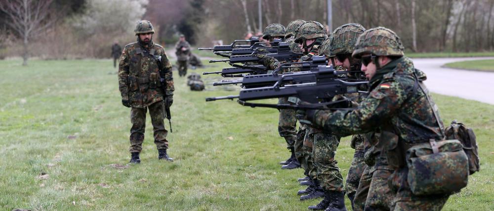 Soldaten der Bundeswehr üben im Rahmen ihrer Grundausbildung im Spezialpionierbataillon mit dem G-36 Gewehr. 