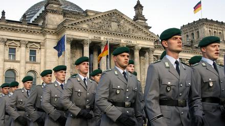 Soldaten der deutschen Bundeswehr vor dem Reichstag.