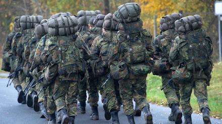 Soldaten der Bundeswehr in der Grundausbildung. 