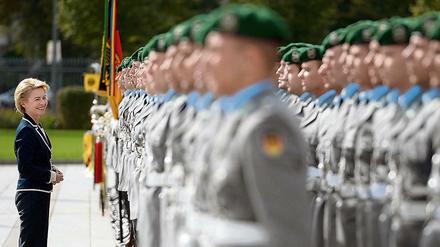 Bundesverteidigungsministerin Ursula von der Leyen (CDU) mit Soldaten (Archivbild von 2014) 