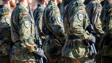 Soldaten der Bundeswehr laufen über einen Appellplatz.