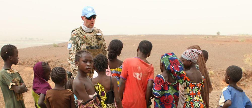 Einsatz in Mali: Ein deutscher Blauhelmsoldat im Gespräch mit Kindern 