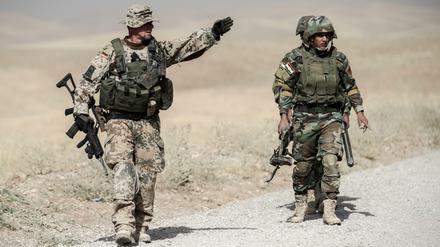 Bundeswehr-Soldaten und kurdische Peshmerga-Soldaten nahe Erbil, Irak