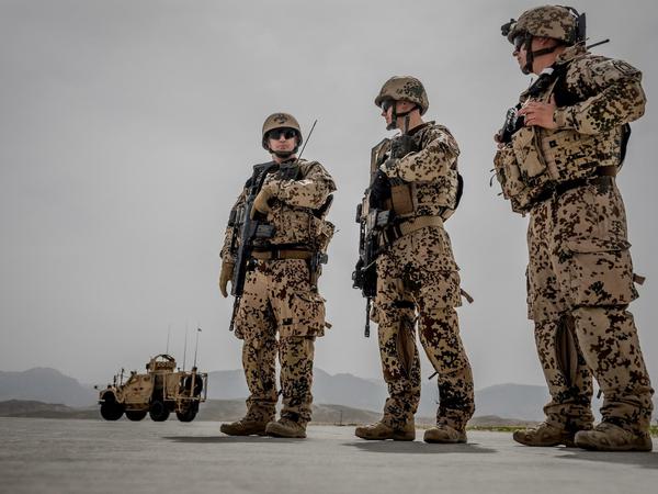 Soldaten der Bundeswehr bewachen einen Konvoi im afghanischen Feldlager Camp Marmal. 