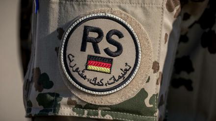 Das Schulterpatch der Nato-Mission auf der Uniform einer Bundeswehrsoldaten in Afghanistan. 