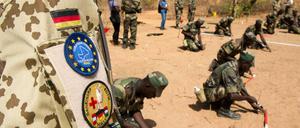 Bundeswehrsoldaten bilden Pioniere der Armee Malis aus. 