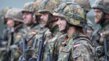 Eine deutsche Bundeswehr-Soldatin steht zusammen mit ihrem Kameraden bei dem von der Bundeswehr angeführten Nato-Bataillon auf dem Militärstützpunkt in Rukla.