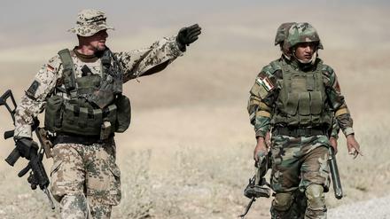 Bundeswehr Soldaten und kurdische Peshmerga Soldaten bei einer Übung in Erbil. 