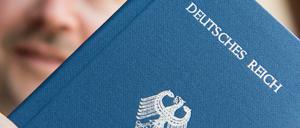 Reichsausweis statt Reisepass: Reichsbürger statten sich teilweise mit eigenen Dokumenten aus. 