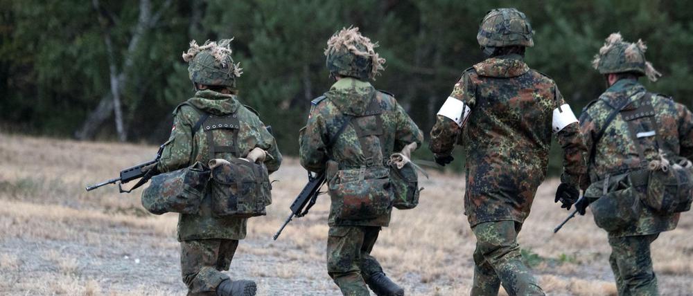 Soldaten der Bundeswehr auf den Truppenübungsplatz im brandenburgischen Lehnin. Einheiten der Bundeswehr und der Polizei übten dort im Oktober länderübergreifend einen Katastrophen- und Anti-Terror- Einsatz.