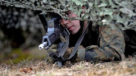 Dass zur Bundeswehr-„Action“ häufig auch der Griff zur Waffe gehört, wird in der Werbung für die „BW-Adventure Camps“ nicht erwähnt.