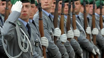 Das CDU-Präsidium unterstützt die Vorschläge von Verteidigungsminister zu Guttenberg zur Aussetzung der Wehrpflicht.