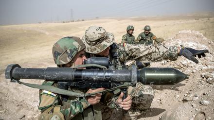 Soldaten der Bundeswehr bilden im Irak Sicherheitskräfte aus - nun wurde das Training vorerst gestoppt. 