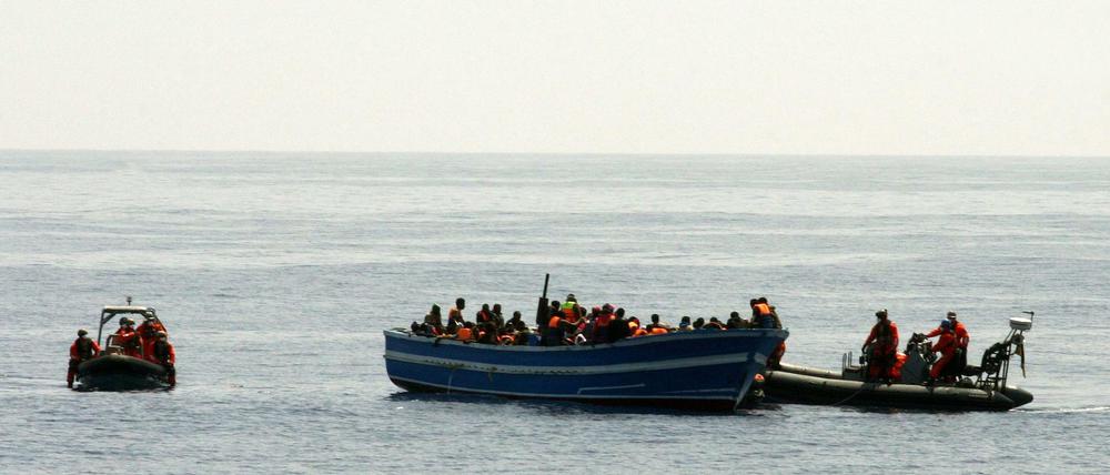 Soldaten der Fregatte Hessen bergen am 08.05.2015 im Mittelmeer 130 Seemeilen vor der italienischen Insel Lampedusa Schiffbrüchige von einem Boot.