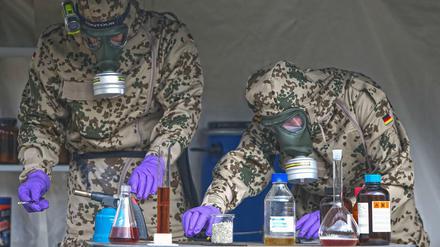 Bundeswehrsoldaten der atomar, biologisch, chemischen Abwehrtruppe ABC bei einer Übung. 