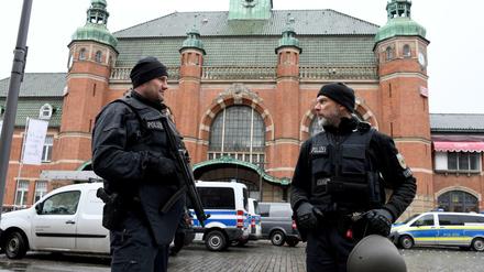 Bombendrohung: Polizeibeamte stehen vor dem Hauptbahnhof Lübeck