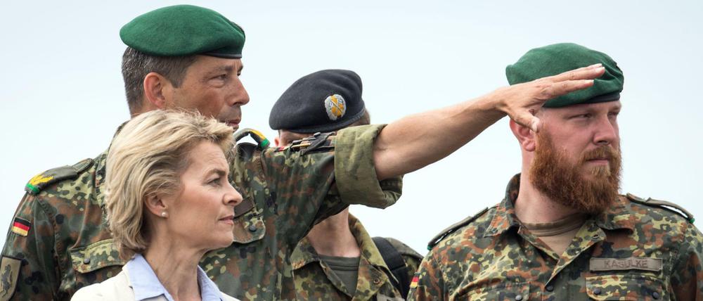 Bundesverteidigungsministerin Ursula von der Leyen (CDU) lässt sich beim "Tag der Bundeswehr" ein Manöver erklären. 