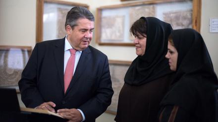 Sigmar Gabriel (SPD) wird von Firouzeh Sepidnameh (2vr) durch das Iranische Nationalmuseum geführt. Der deutsche Wirtschaftsminister ist zu einem zweitägigen Besuch in Teheran.