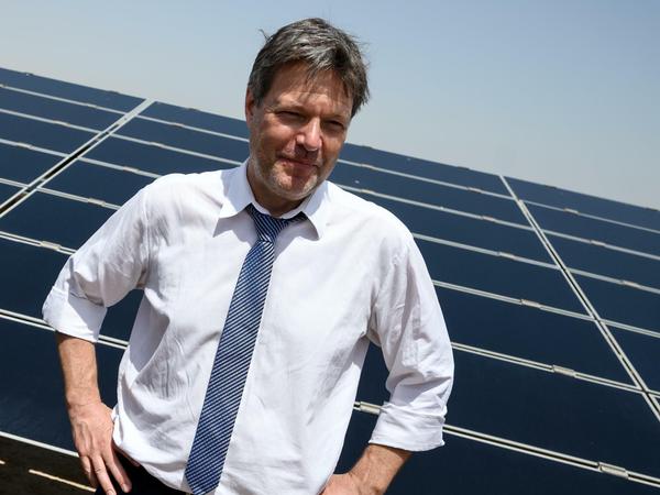 Wirtschafts- und Klimaschutzminister Robert Habeck vor einer großflächige Solaranlage in den Vereinigten Arabische Emiraten.