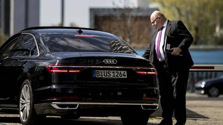 Peter Altmaier, CDU, steigt in seinen Dienstwagen (Audi). Linke und Grüne fordern die Abschaffung des „Dienstwagenprivilegs“. 