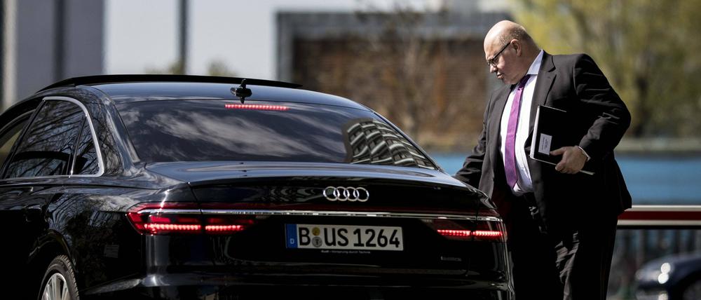 Peter Altmaier, CDU, steigt in seinen Dienstwagen (Audi). Linke und Grüne fordern die Abschaffung des „Dienstwagenprivilegs“. 
