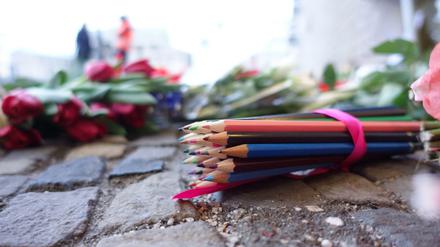 Vor der französischen Botschaft am Pariser Platz in Berlin wurden im Gedenken an den Anschlag auf das religionskritische französische Satiremagazin "Charlie Hebdo" Buntstifte niedergelegt.