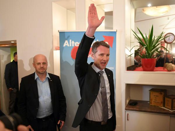 Björn Höcke winkt seinen Anhängern zu, links steht der stellvertretende Fraktionsvorsitzende der AfD im Brandenburger Landtag, Andreas Kalbitz.