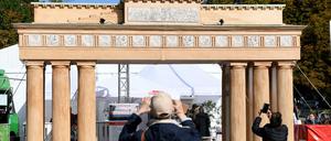 Das Brandenburger Tor in Kiel: Ein Modell für das Bürgerfest zum Tag der Deutschen Einheit. 