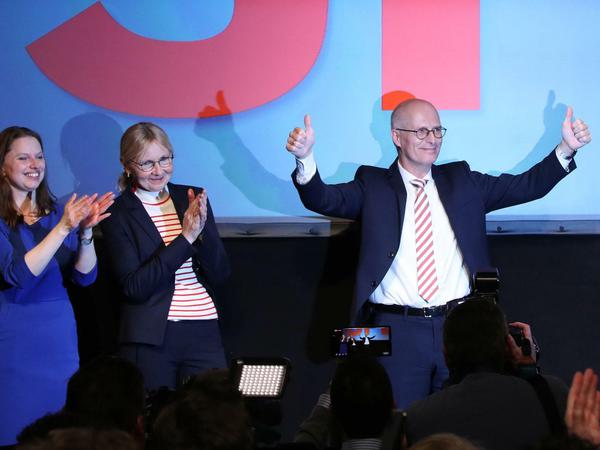 SPD Spitzenkandidat und Erster Bürgermeister Peter Tschentscher jubelt nach der ersten Prognose auf der Wahlparty seiner Partei.
