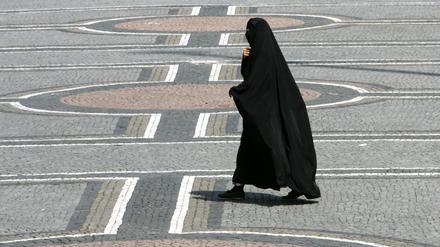 Eine Frau in einer Burka geht über den Odeonsplatz in München. Völlig unklar ist, wie viele Frauen sich voll verschleiern.